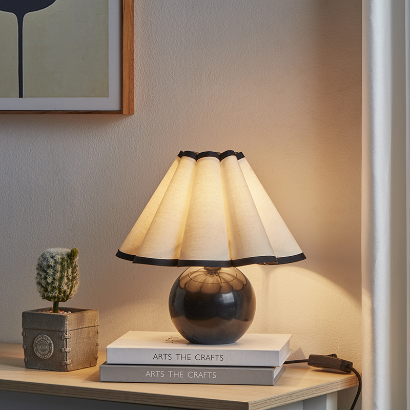 Scallop Shade Table Lamp-3
