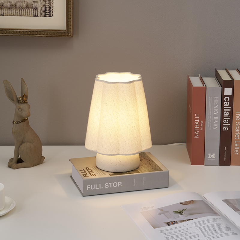 Flower lampshade table lamp-5