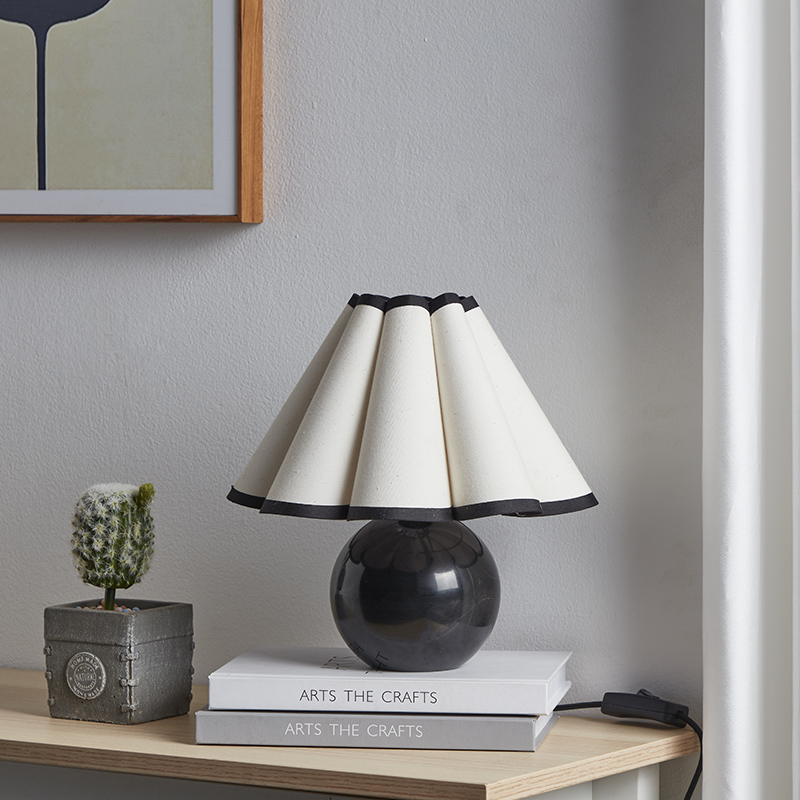 Scallop Shade Table Lamp-2