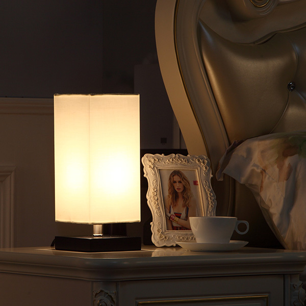 Lampa Nightstand Adhmaid Soladach le Scáthaigh Uathúil agus Bonn Adhmaid Havana Brown 4